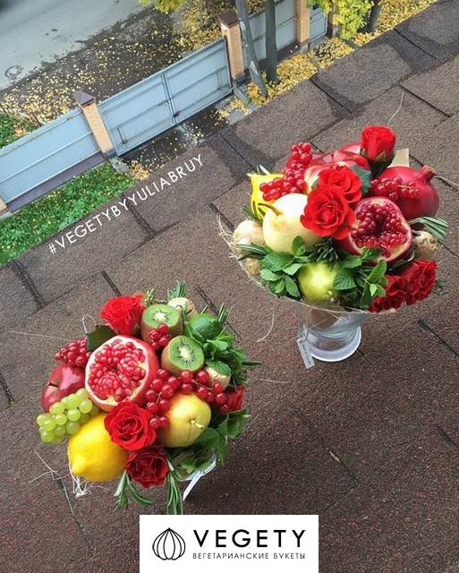 Букет из фруктов и овощей с цветами